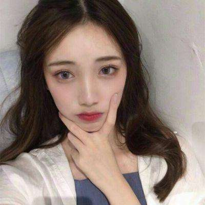 睡衣女孩与宠物狗