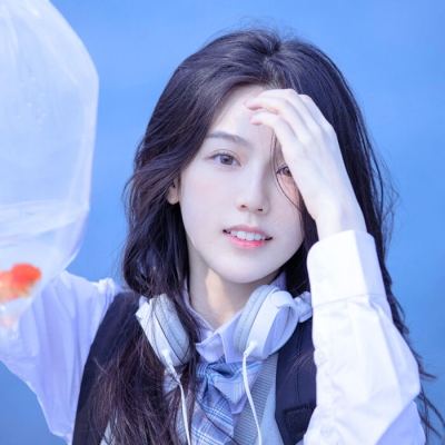 他看上去很有趣